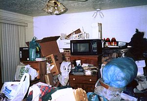 English: Photo of the living room of a compuls...